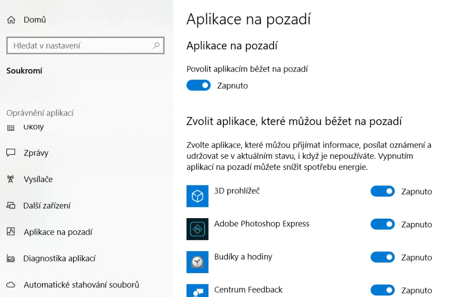 Windows 10, Nastavení → Soukromí → Aplikace na pozadí s přepínačem „Povolit aplikacím běžet na pozadí" v poloze Zapnuto a seznamem jednotlivých aplikací