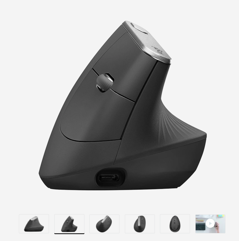 Vertikální myš Logitech MX Vertical z boku — tělo nakloněné do svislé polohy s kolečkem a tlačítky po straně