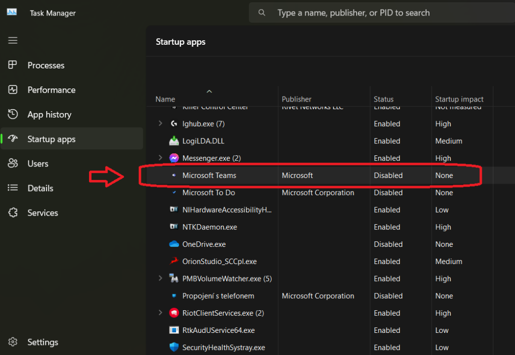 Správce úloh, karta Startup apps — červená šipka ukazuje na řádek Microsoft Teams se stavem Disabled