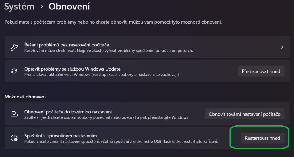 Systém → Obnovení se zeleně zvýrazněným tlačítkem Restartovat hned u položky Spuštění s upřesněným nastavením