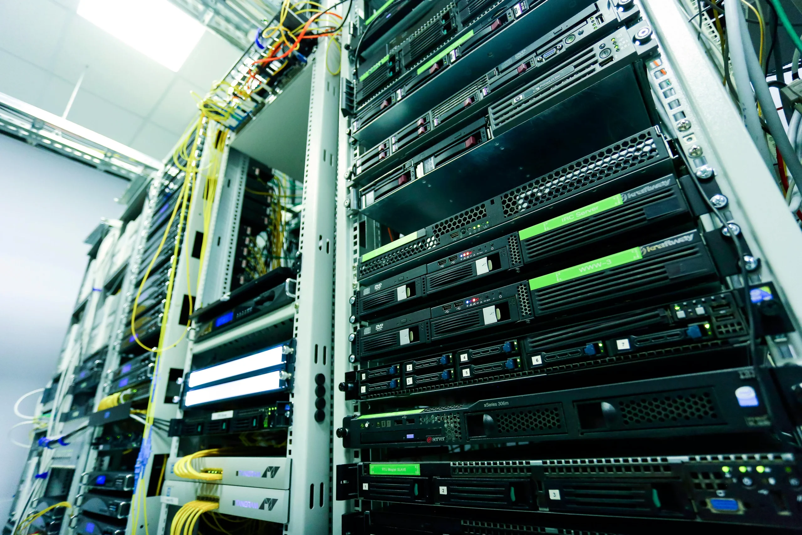 Serverovna: rack plný rackových serverů propojených svazky barevných kabelů