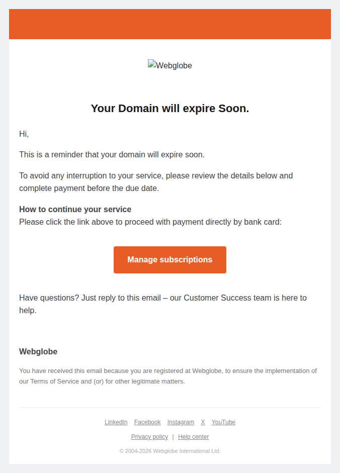 Tělo podvodné zprávy: oranžový pruh, místo loga jen popisek Webglobe, nadpis Your Domain will expire Soon., výzva k platbě kartou, oranžové tlačítko Manage subscriptions a patička s odkazy na sociální sítě a © 2004-2026 Webglobe International Ltd.