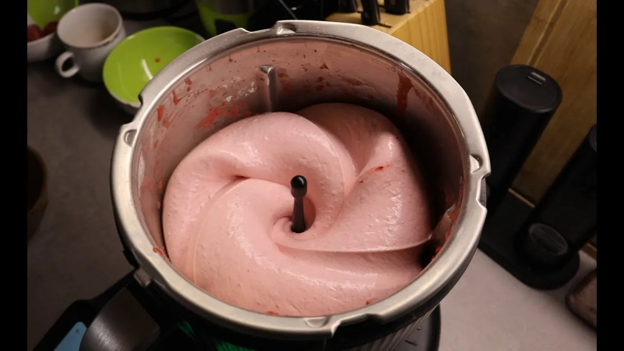 Miska jahodovo-malinové zmrzliny vyšlehané z mraženého ovoce v Thermomixu TM7