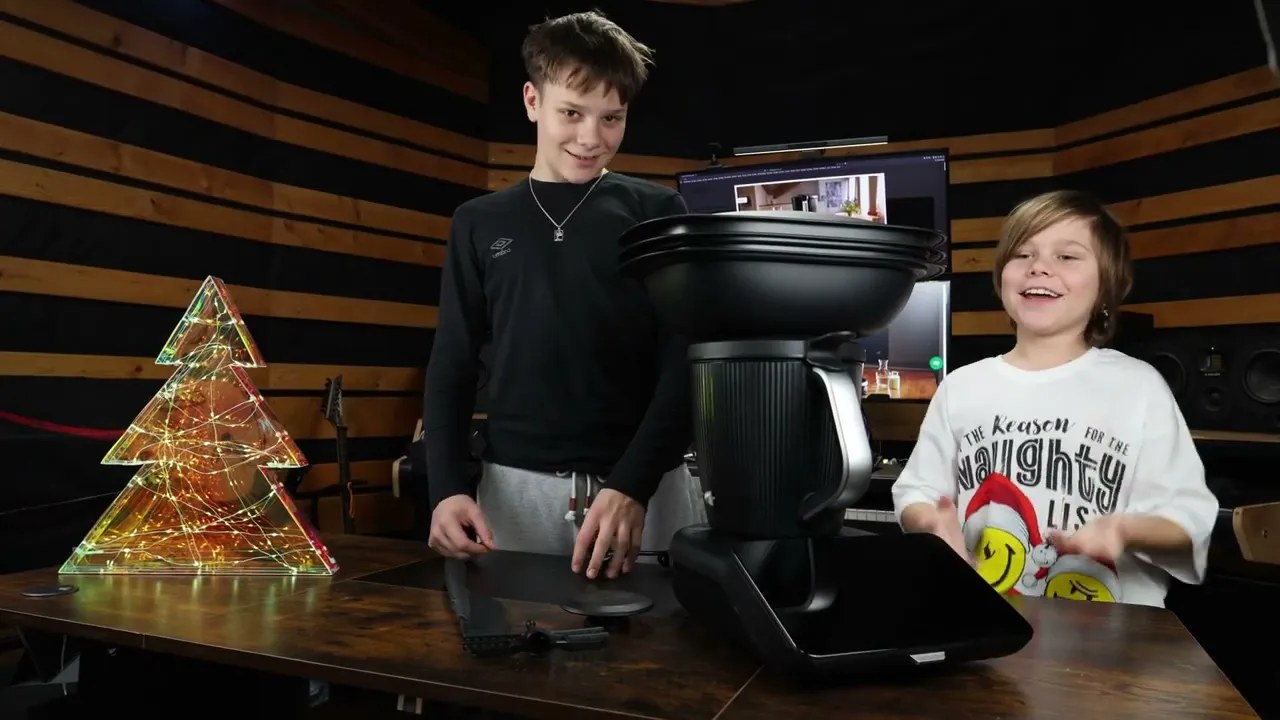 Kuchyňský robot Vorwerk Thermomix TM7 s velkým dotykovým displejem při vybalování