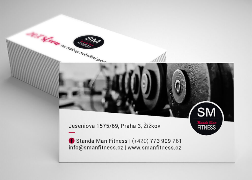 Vizitka SM Standa Man Fitness s fotkou činek a slevou na měsíční permanentku na rubu